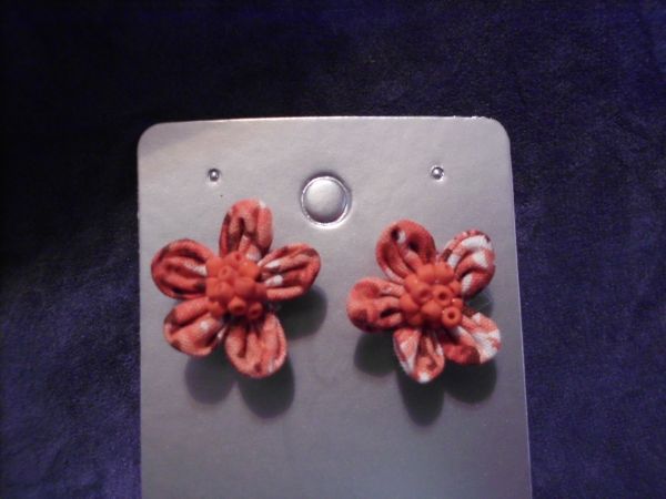 Brinco Flor de Fuxico (Coral)