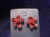 Brinco Flor de Fuxico (Coral)