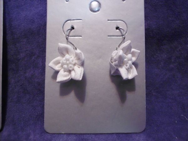 Brinco Flor de Fuxico (Branco)