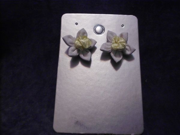 Brinco Flor de fuxico (Branca)