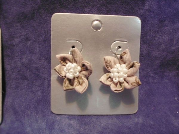 Brinco Flor de Fuxico (Bege)